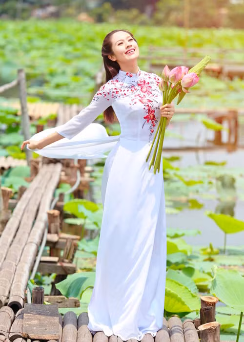 Có dịp ra Hà Nội vào mùa sen, Thanh Thúy ghi lại hình ảnh bên loài hoa yêu thích của mình. Ảnh: Khám phá