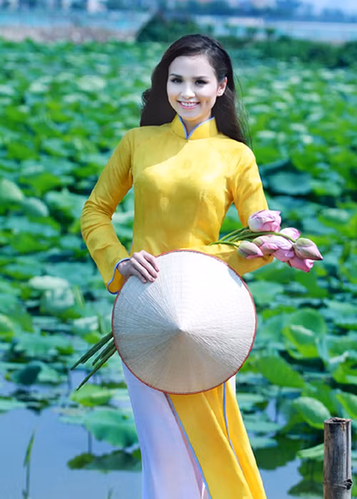 Năm 2014, khi dư luận bức xúc những bức ảnh tạo dáng phản cảm bên hoa sen, Diễm Hương tung bộ ảnh khoe vẻ đẹp ngọt ngào bên quốc hoa. Ảnh: An ninh thủ đô