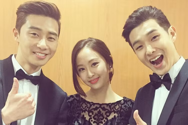 Choi Woo Shik rất thân với Park Seo Joon. Cả hai gặp nhau lần đầu trong sitcom “Gia đình rắc rối”. Sau đó, đôi bạn có cơ hội hợp tác trong “Thanh xuân vật vã” và “Ký sinh trùng”.