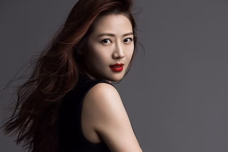 Gần đây, Trương Hi Ân chia sẻ, khi còn yêu cô, Ngôn Thừa Húc vẫn nhắn tin qua lại với Lâm Chí Linh. Vì thế, Hi Ân quyết định chia tay.