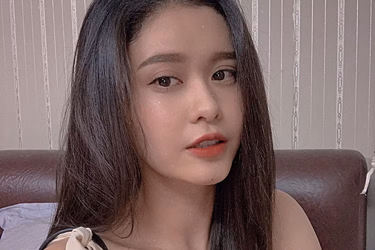 Trương Quỳnh Anh viết: “Thì thôi, sẽ không chờ đợi nữa. Đừng yêu nữa, em mệt rồi”.