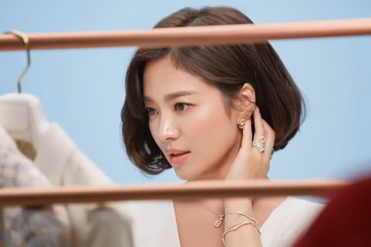 Sau khi Song Joong Ki phủ nhận ly hôn, Song Hye Kyo mới đây vừa đăng tải loạt ảnh xinh đẹp của mình.
