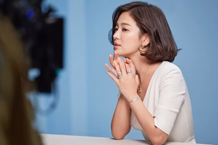 Theo báo chí Hàn Quốc, bà xã của Song Joong Ki đang cân nhắc về vai nữ chính trong bộ phim truyền hình Hyena.