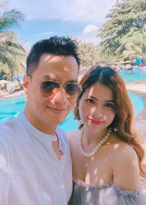 Tháng 3/2017, Trần Hương hạ sinh con trai đầu lòng cho Việt Anh.