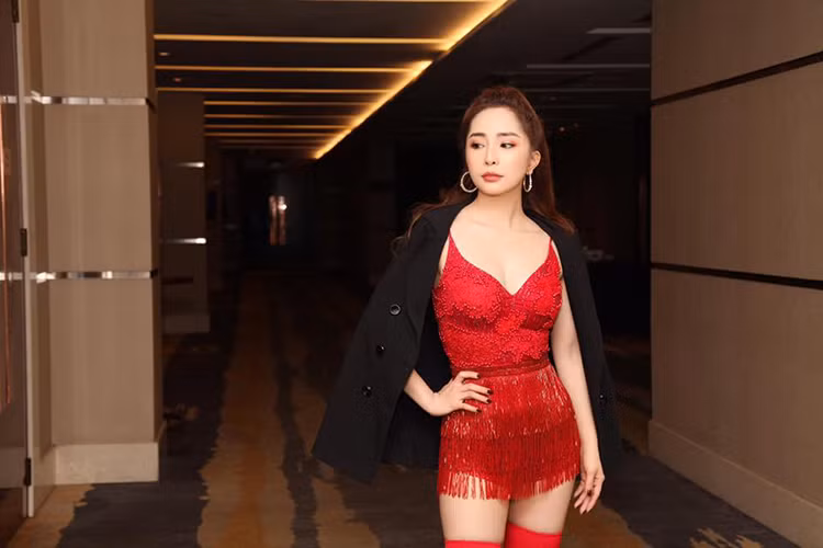 Hình ảnh Quỳnh Nga đẹp hút mắt khi trở lại đi hát hậu ly hôn.
