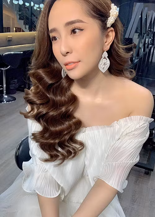 Lâu nay, Quỳnh Nga được biết đến là nữ ca sĩ xinh đẹp. Sau khi ly hôn Doãn Tuấn, cô ngày càng gợi cảm.
