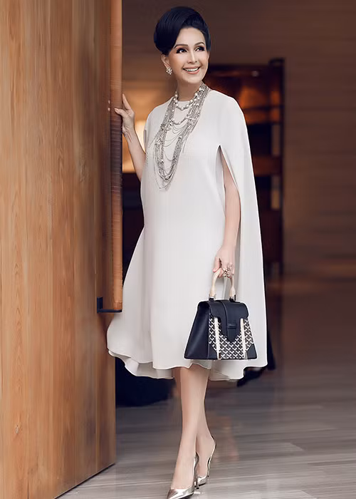 Vợ chồng Diễm Mỹ có 2 cô con gái đều đang du học tại Mỹ: Thuỳ My và Quế My.