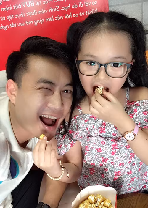 Tiến Lộc và Lê Tuyết đã ly hôn. Trước khi đường ai nấy đi, cặp đôi có một cô con gái chung tên Kitty Minh Khánh.