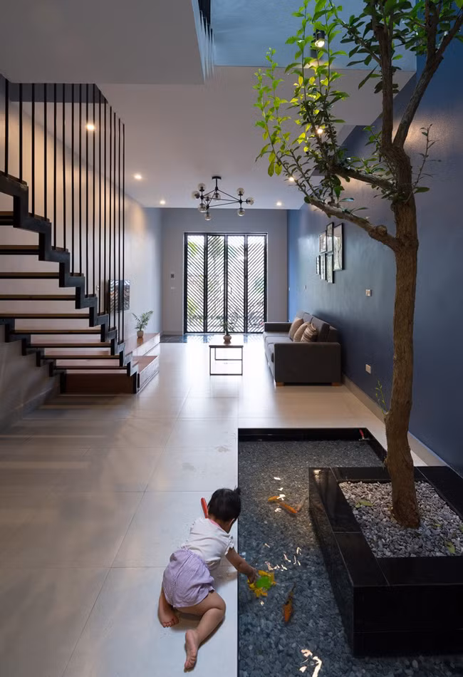 Ngôi nhà được xây theo kiến trúc nhà ống điển hình của Việt Nam với cầu thang nằm ở vị trí trung tâm.