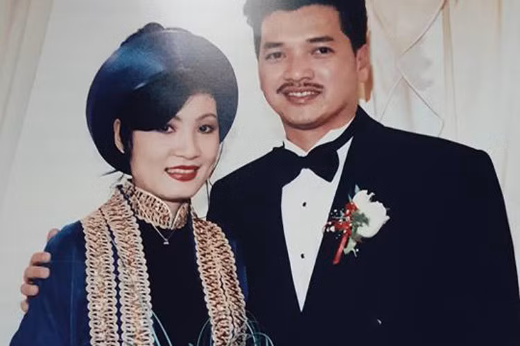 Năm 1990, Quang Minh bất ngờ sang Mỹ định cư và kết hôn. Ở Việt Nam, Hồng Đào trải qua vài mối tình nhưng không đi tới đâu.
