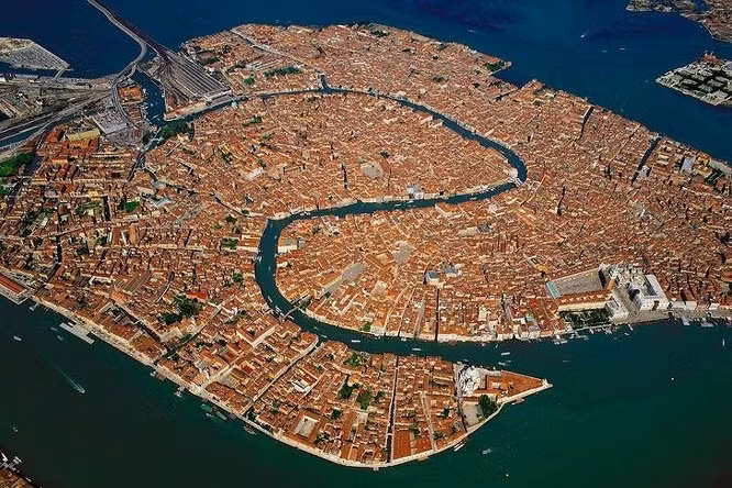 14. Thành phố Venice nhìn từ trên cao.