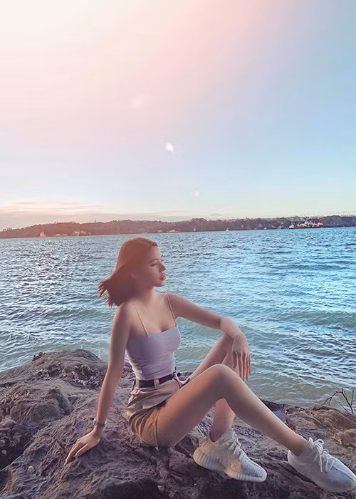 Ngoài ra, đối với đôi mắt không rõ hai mí của mình, Jolie chọn tiểu phẫu bấm mí Hàn Quốc.