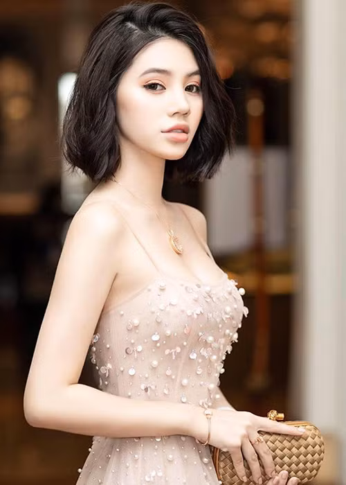 Jolie Nguyễn sinh năm 1995, được biết đến là tiểu thư con nhà giàu Việt Nam.