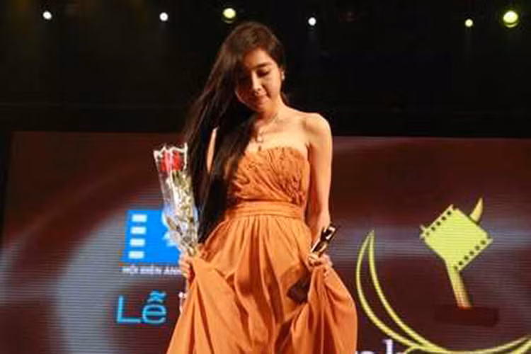 Khi được đặt câu hỏi về việc nếu có tin đồn mua giả, Elly Trần bình thản cười và cho biết, giải thưởng không thay đổi cuộc sống của cô quá nhiều. Ảnh: VTC