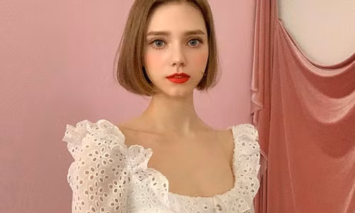 Chloe (21 tuổi, người Đức) hiện là một trong những mẫu ảnh được chú ý tại Hàn Quốc. 9X sở hữu gương mặt xinh đẹp với cặp mắt to, mũi cao và đôi môi quyến rũ. Khi mới ra mắt, nhan sắc của Chloe trở thành đề tài bàn tán trên một số trang mạng Hàn Quốc. Nhiều người không ngại dành những lời có cánh để miêu tả 9X và so sánh cô với búp bê Barbie.