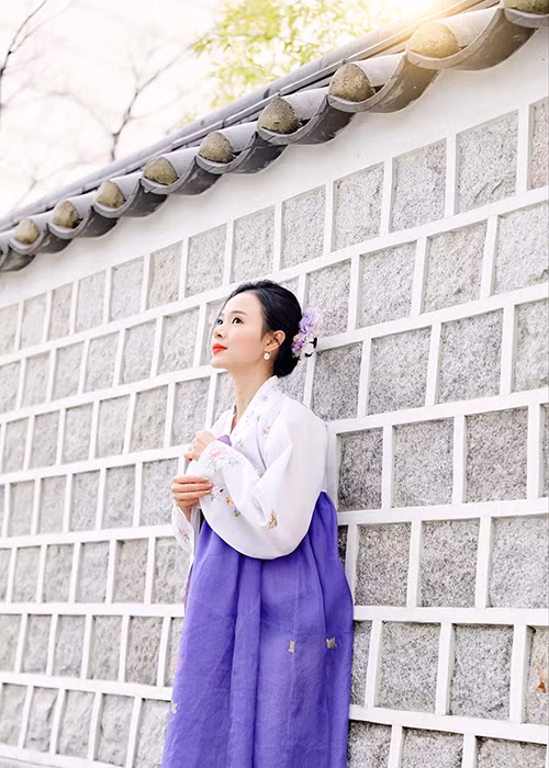 Midu được khen xinh như tiên nữ khi khoác lên mình bộ trang phục truyền thống người phụ nữ Hàn Quốc.