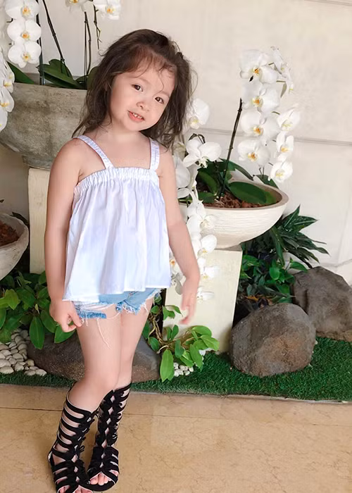 Mộc Trà được mẹ cho ăn diện sành điệu ngay từ lúc còn nhỏ.