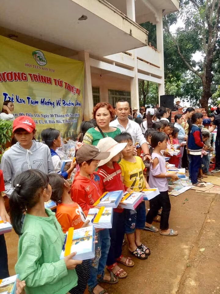 Nữ ca sĩ tích cực tham gia các hoạt động từ thiện.