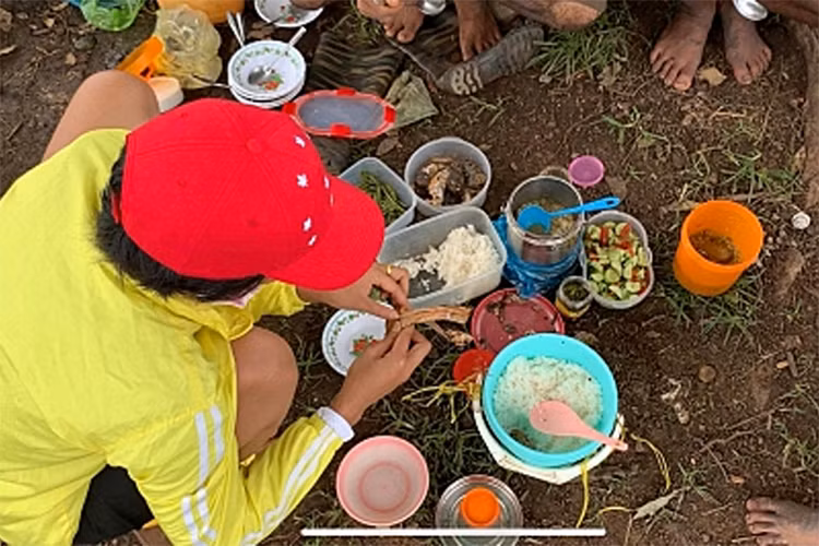 Nàng hoa hậu còn chia sẻ câu chuyện với cậu em trai sợ cô quên đường ra ruộng vì đường xá thay đổi.
