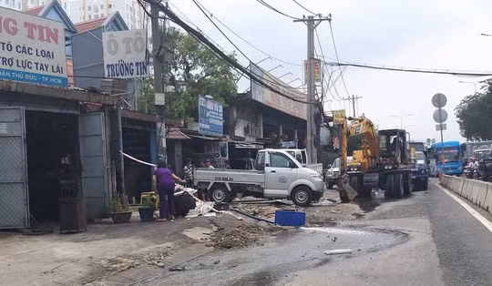 TPHCM: Duong ong cap nuoc cho 3 quan bi vo, xuat hien “ho tu than”
