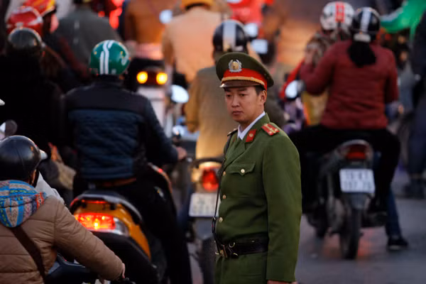Lực lượng chức năng phải "căng mình" điều tiết giao thông.