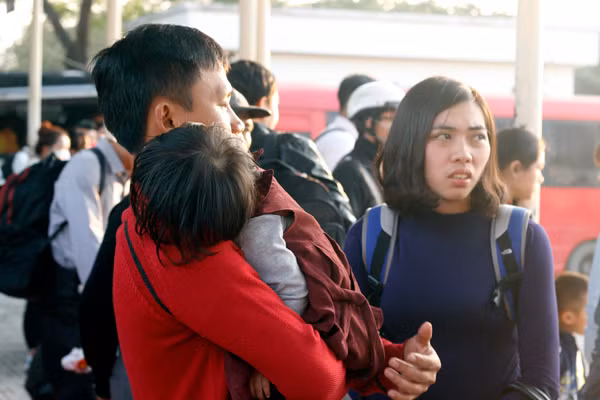 Em bé ngủ gục trên vai ông bố trẻ khi cùng gia đình về quê (Nam Định) ăn Tết dương lịch 2017.