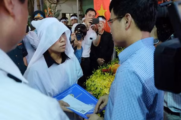 Ngày 19/6/2016, Chủ tịch UBND TP Hà Nội, Nguyễn Đức Chung đã ký quyết định số 3215/QĐ-UBND về việc tuyển dụng đặc cách vào viên chức đối với Thạc sỹ Trần Thị Hà - Giáo viên hợp đồng của trường THPT Chu Văn An. Chị Hà là vợ Đại tá Trần Quang Khải - Người đã hy sinh trong vụ máy bay Su-30MK2 mất tích vào ngày 14/6/2016. Theo đó, bà Hà được đặc cách tuyển dụng vào viên chức, trở thành giáo viên tại Trường THPT Chu Văn An (Hà Nội) kể từ ngày 19/6/2016. 