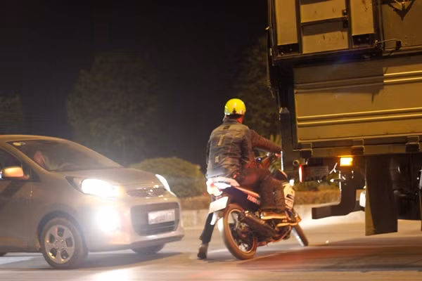 Nhiều trường hợp vi phạm khi phát hiện bóng dáng cảnh sát 141 Hà Nội đã vội vàng quay đầu xe bỏ chạy, bất chấp các phương tiện khác.