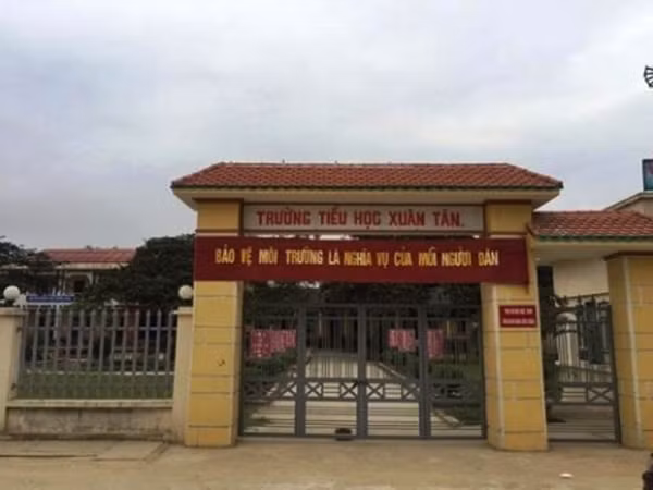 Ngày 5/12/2016, Chủ tịch UBND huyện Thọ Xuân (tỉnh Thanh Hóa) đã ký quyết định thi hành kỷ luật cách chức Phó hiệu trưởng Trường tiểu học xã Xuân Tân đối với bà Nguyễn Thị Duyên, vì có mối quan hệ không trong sáng với ông Lê Văn Khâm - Bí thư Đảng ủy, Chủ tịch HĐND xã Xuân Tân.