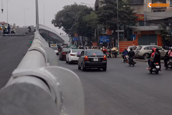 Sau hơn 6 tháng thi công, đến nay, công trình cầu vượt Ô Đông Mác – Nguyễn Khoái đang hoàn thiện nốt các hạng mục còn lại chuẩn bị cho lễ thông xe vào cuối tháng 12/2016.