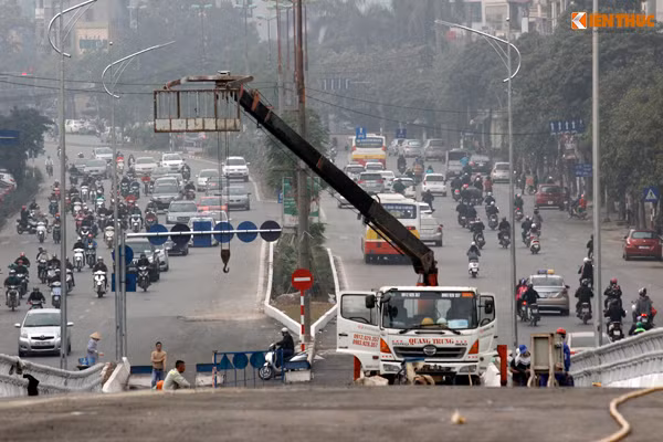 Một số hạng mục nhỏ trên cầu cùng các thiết bị đèn điện chiếu sáng trên cầu vượt đang được công nhân gấp rút hoàn thiện.