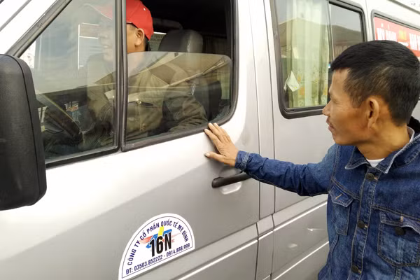 Bên cạnh một số xe xuất bến không chở khách thì một số nhà xe khác lại đỗ ì ra tại bến Mỹ Đình không cho xe ra khỏi bến, mặc nhân viên của bến liên tục phát loa thông báo đã đến giờ phải xuất bến.