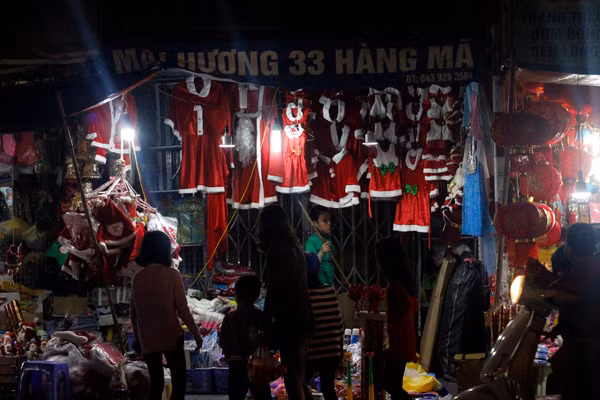 Không khí Giáng sinh năm 2016 ngập tràn phố phường Hà Nội.
