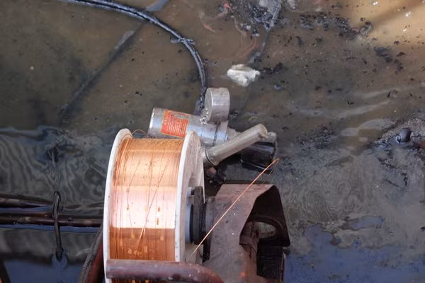 Do ngọn lửa bùng cháy dữ dội nhanh chóng nên các công nhân chỉ kịp vận chuyển một số ít thiết bị ra bên ngoài nhà xưởng.
