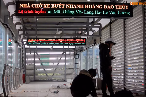 Hầu hết các thiết bị phục vụ hành khách bên trong các nhà chờ xe buýt nhanh vẫn chưa được lắp đặt đầy đủ.