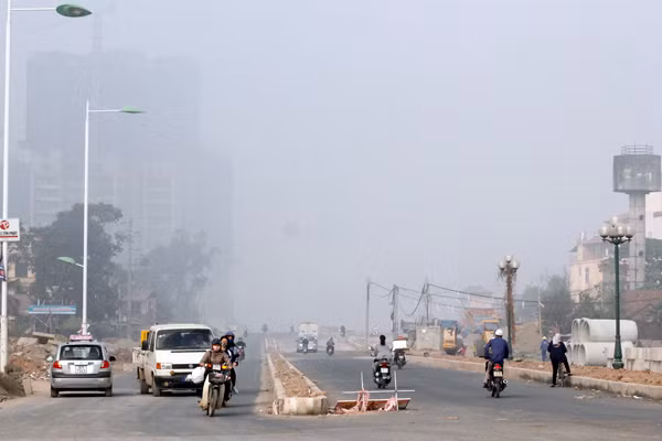 Sáng nay (12/12), nhiều khu vực ở Hà Nội bị phủ kín bởi lớp sương mù dày.