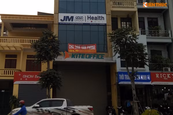 Nhiều khu vực khác cũng được chủ cửa hàng căng thêm băng rôn để quảng cáo bên cạnh tấm bảng hiệu chính đã gắn chặt.