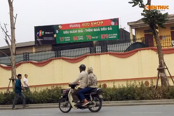 Một số cửa hàng khác tận dụng triệt để các cây xanh làm cột treo băng rôn quảng cáo trên phố kiểu mẫu Hà Nội.