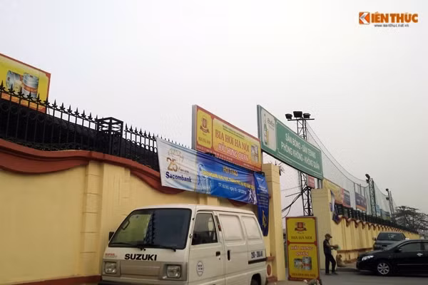 Một quán bia khác đặt thêm bảng quảng cáo nhỏ lấn vỉa hè người đi bộ để hút khách.