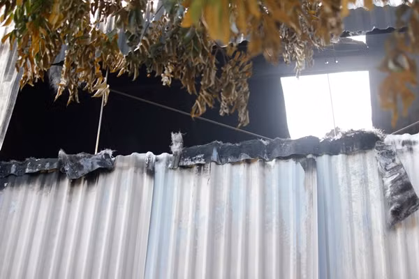 Các mái tôn bên trong, xung quanh nhà xưởng đều bị lửa làm cho hư hỏng.