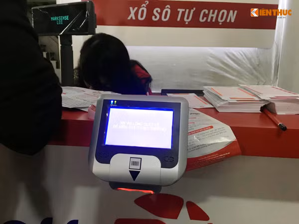 Máy quẹt tra kết quả trúng thưởng.
