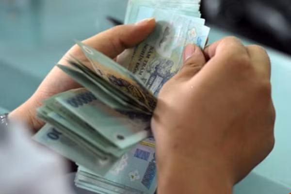 Ngoài ra, vị hiệu trưởng của trường này còn lấy tiền văn phòng phẩm chi công tác phí cho cán bộ, giáo viên; lấy tiền bảo hiểm y tế của nhà trường đi tiếp khách… Ảnh minh họa.