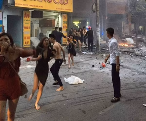 Trong số khoảng 20 chân dài tháo chạy khỏi quán karaoke bốc cháy, hình ảnh cô gái dùng áo ngực bịt miệng chạy ra ngoài thu hút khá nhiều sự chú ý của dư luận.
