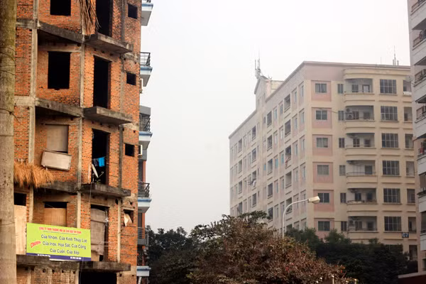 Đến 9h sáng, hiện tượng sương mù càng dày đặc hơn.