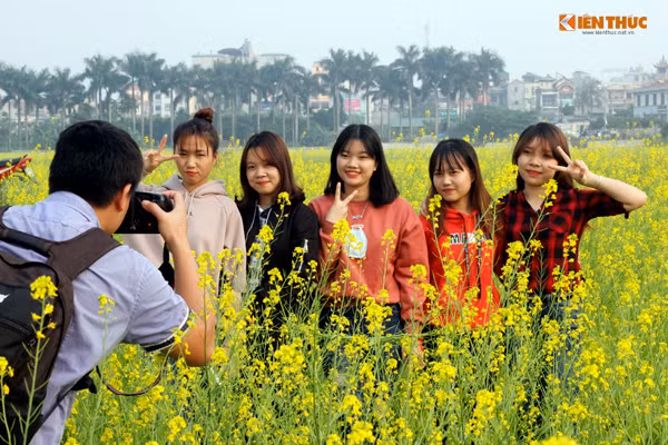 Các cô gái đua nhau tạo hình nhí nhảnh trước ống kính.