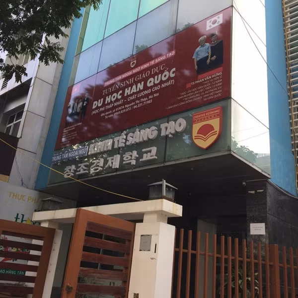 Tuy nhiên, ông Phan Văn Hưng là Giám đốc Trung tâm tư vấn du học chứ không phải hiệu trưởng như quảng cáo trên website của trung tâm. Sở Giáo dục - Đào tạo Hà Nội đã yêu cầu ông Hưng phải ghi đúng chức danh là giám đốc, gỡ bỏ học hàm “giáo sư” trên website của trung tâm.