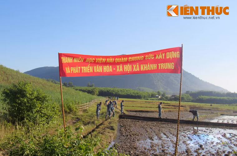 Hơn 3km kênh mương nội đồng xã Khánh Trung được những tình nguyện viên nạo vét để phực vụ sản xuất nông nghiệp.