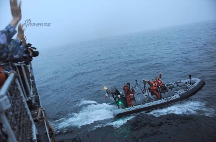 Ca nô cao tốc của tàu đổ bộ Mistral mang tên Dixmude L9015 của Hải quân Pháp rời tàu Trung Quốc sau khi kết thúc hoạt động huấn luyện chung.