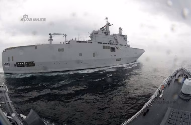 Việc Pháp đưa tàu đổ bộ Mistral tới thăm Trung Quốc đã dấy lên thông tin cho rằng Pháp đang chào bán hai tàu đổ bộ đóng cho Nga tới quốc gia này.