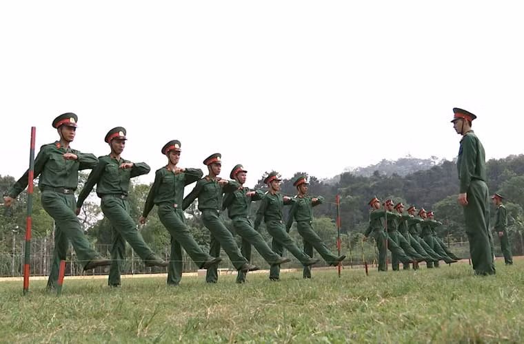 Huấn luyện điều lệnh là một trong những bài tập đầu tiên với mỗi tân binh. Ảnh: Sống trong quân ngũ/QPVN